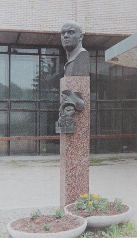 Памятник-бюст Э.Тельману